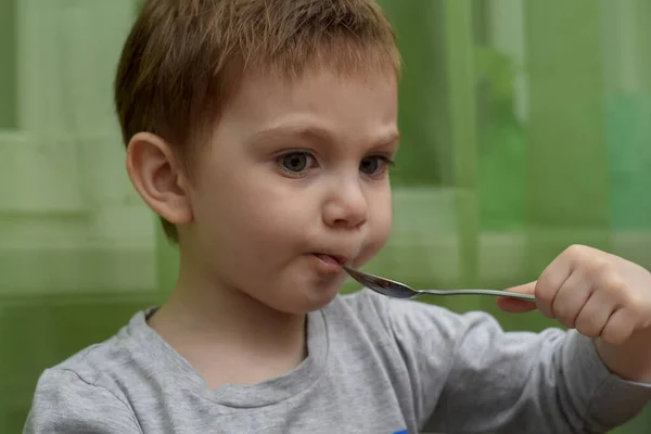 Primer Plano Precioso Bebé Dos Años Comiendo Con Una Cuchara —  Fotos de Stock