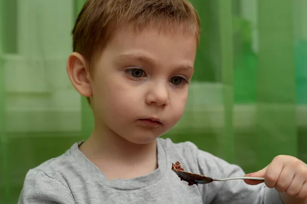 Primer Plano De Precioso Bebe De Dos Anos Comiendo Con Una Cuchara Felicidad Expresion Stock Photo
