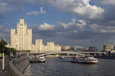 Rıhtımda bir bahar akşamı