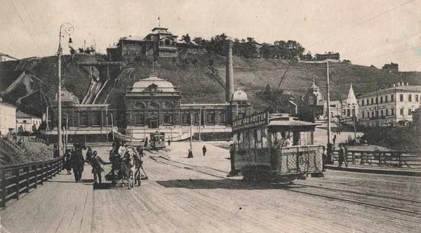 Yaşlı Nizhny Novgorod 'un manzarası. Köprüde tramvay. 
