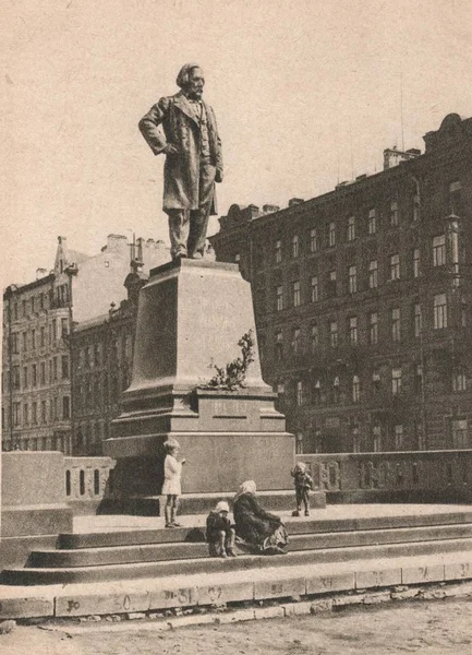 - Rusya. Leningrad 'da. Glinka Anıtı. Tiyatro meydanı.
