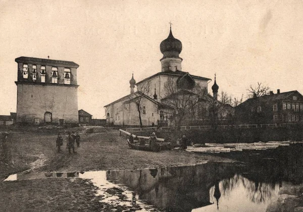 - Rusya. Yaşlı Pskov. Çan kulesiyle Paromenskaya Kilisesi.