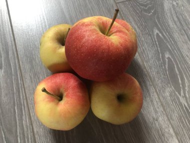 Yerde sarı-kırmızı elmalar