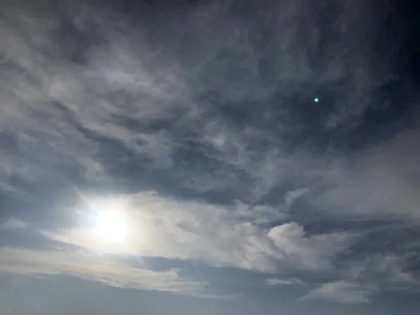 雲の後ろの太陽 — ストック写真