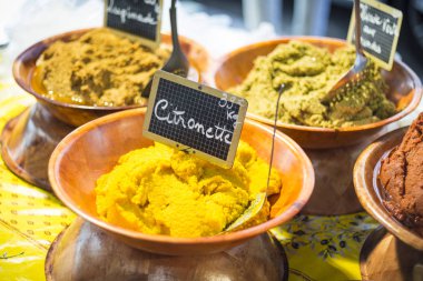 renkli baharat makineleri piyasada Antibes, Fransa