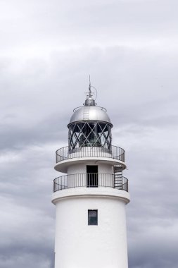 Güzel bir sahne fo İspanya bir bulutlu gökyüzü altında bir deniz feneri 