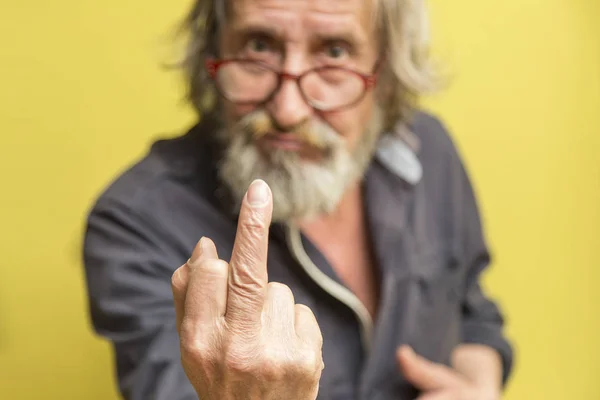 Yaşlı Adam Uzun Saçlı Gözlük Takıyor Orta Parmağının Gösterilen Sakal — Stok fotoğraf