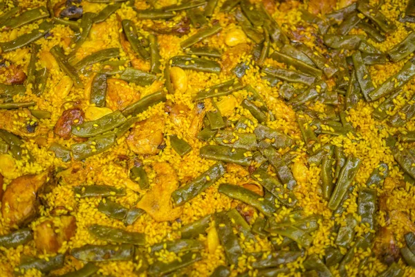Paella. İspanyol yemeği. Tavuk, tavşan, yeşil fasulye, enginar ile sarı pirinç