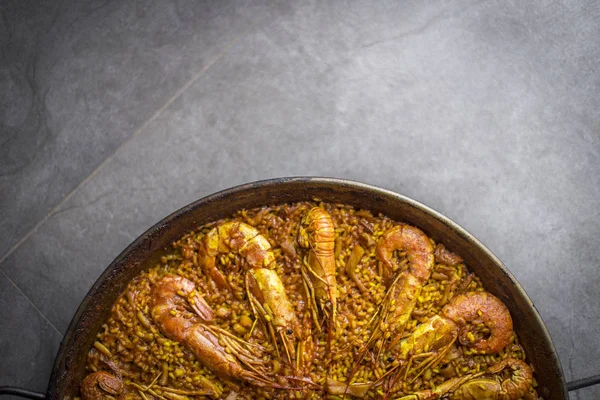 Zblízka Pic Paellu Španělské Jídlo Žlutá Rýže Krevetami Olihně — Stock fotografie