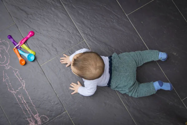 güzel bebek kız evde katta parlak oyuncaklar ile oynama 