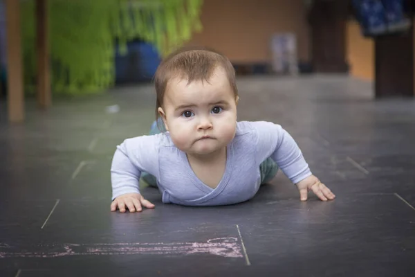 Pequena Menina Bonita Chão Casa — Fotografia de Stock