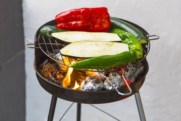 Vegetarische Bbq Met Groene Peper Rode Paprika Courgette Aardappelen — Stockfoto