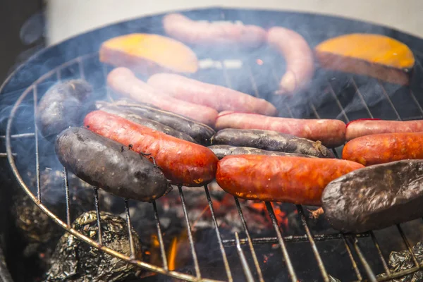 Churrasco Com Salsichas Pedaços Abóbora Batatas — Fotografia de Stock