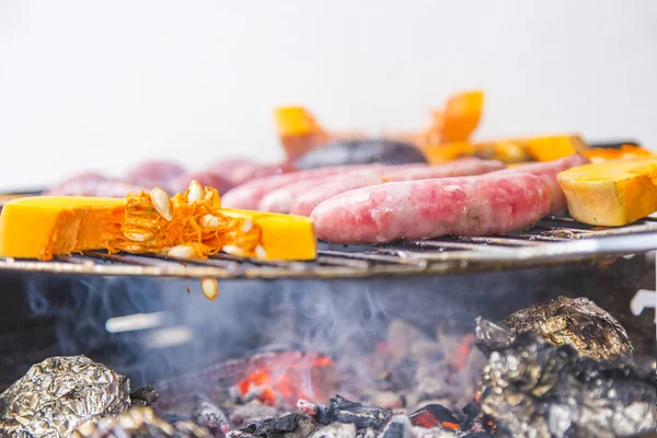 Churrasco Com Salsichas Pedaços Abóbora Batatas — Fotografia de Stock