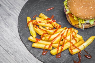 kaşar peyniri, domates, marul, ev yapımı hamburger patates kızartması ile servis 