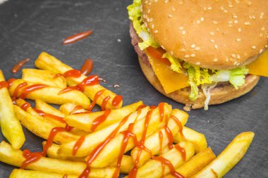 kaşar peyniri, domates, marul, ev yapımı hamburger patates kızartması ile servis 