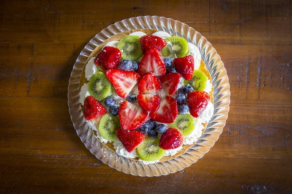 Cake Cream Strawberries Blueberries Kiwi Old Wooden Table Copy Space — Stock Photo, Image