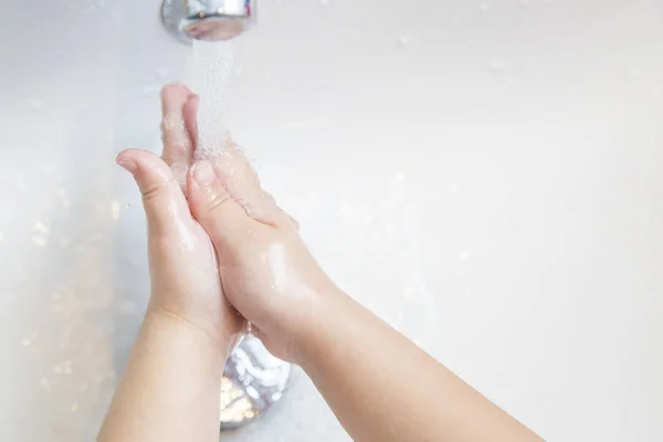  Eller sabunla el yıkama küçük kızın 