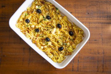 Bacallau au sütyen. Portekizce tipik patates, siyah zeytin ve yumurta ile yemek morina