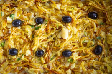 Bacallau au sütyen. Portekizce tipik patates, siyah zeytin ve yumurta ile yemek morina
