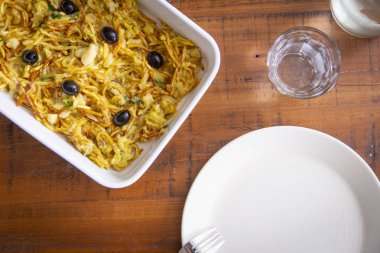 Bacallau au sütyen. Portekizce tipik patates, siyah zeytin ve yumurta ile yemek morina