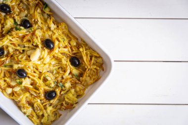 Bacallau au sütyen. Portekizce tipik patates, siyah zeytin ve yumurta ile yemek morina