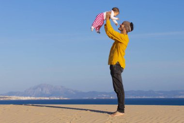Genç baba bebek kızı deniz yürüyüş ile mutlu bir aile sakin ol.