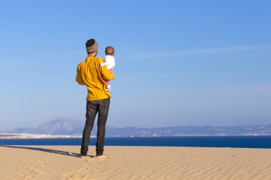 Genç baba bebek kızı deniz yürüyüş ile mutlu bir aile sakin ol.