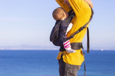 Genç baba bebek kızı deniz yürüyüş sırt çantası içinde taşıma 