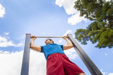 sportif adam yapma pull-up gücü egzersiz yaz Park 