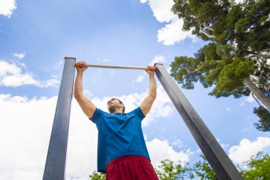 sportif adam yapma pull-up gücü egzersiz yaz Park 