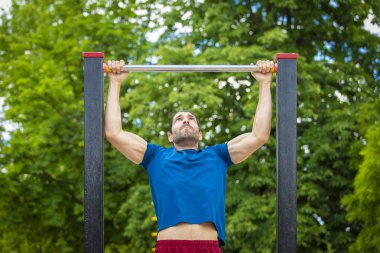 sportif adam yapma pull-up gücü egzersiz yaz Park 