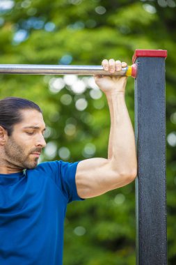 sportif adam yapma pull-up gücü egzersiz yaz Park 