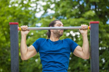 sportif adam yapma pull-up gücü egzersiz yaz Park 