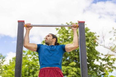 sportif adam yapma pull-up gücü egzersiz yaz Park 