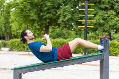 çekici eğitim yapma karın şınav parkta egzersiz genç adam uygun. Sağlıklı yaşam tarzı