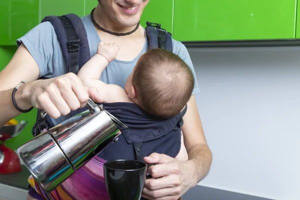 Νεαρός Πατέρας Κάνει Τον Καφέ Μωρό Του Στο Μεταφορέα Πράσινο — Φωτογραφία Αρχείου