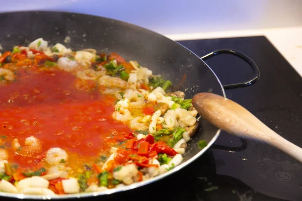 Cozinhar Uma Panela Paella Com Espargos Lula Pimenta Camarão Tomate — Fotografia de Stock