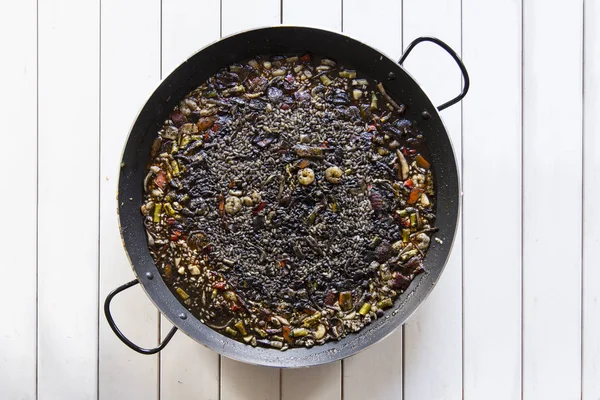 İspanyol karides, mürekkep ve kuşkonmaz pişmiş pirinç siyah