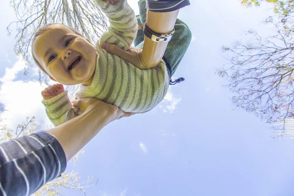 Beau Petit Bébé Air Avec Les Mains Son Père Tenant — Photo