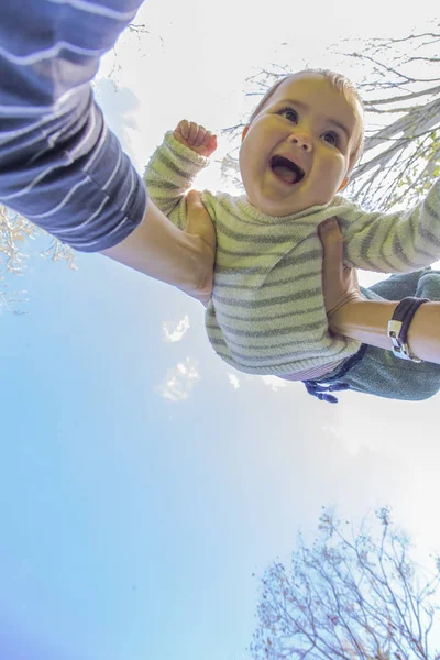 Beau Petit Bébé Air Avec Les Mains Son Père Tenant — Photo