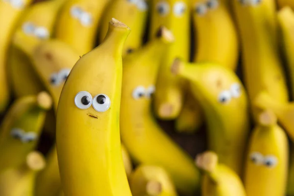 Pacote Engraçado Bananas Amarelas Com Desenhos Animados Olhos Plástico Alimentos — Fotografia de Stock