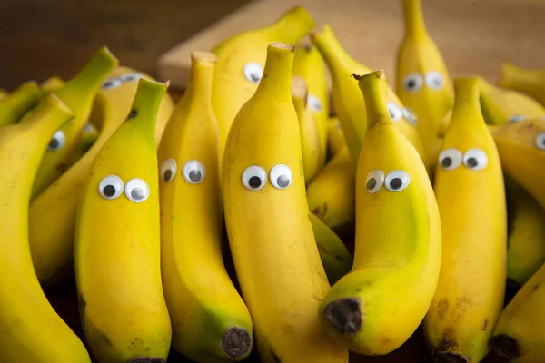 komik karikatür plastik gözlü sarı muz sürüsü. Çocuklar için gıda