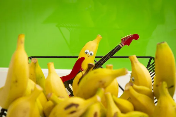 komik pack sarı muz karikatür plastik gözlü bir gitar performans izliyor. performans. Çocuklar için gıda