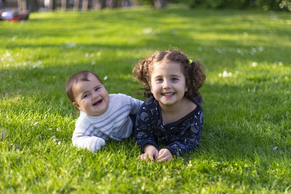 Little Cute Baby Girl Her Sister Playing Green Grass Park — Stock Photo, Image