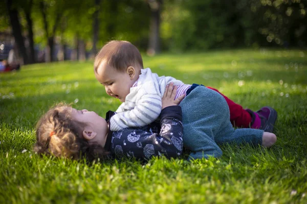 Pouco Bonito Bebê Menina Sua Irmã Jogando Grama Verde Parque — Fotografia de Stock