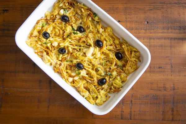 Bacallau au sütyen. Portekizce tipik patates, siyah zeytin ve yumurta ile yemek morina