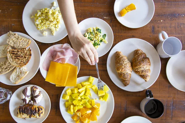 Mujer Comiendo Deliciosa Mesa Desayuno Con Queso Pan Tostado Croissants — Foto de Stock