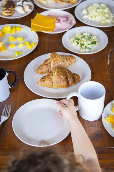 Mano Niño Pequeño Que Tiene Una Deliciosa Mesa Desayuno Saludable — Foto de Stock