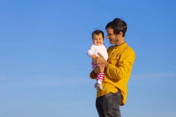 Giovane Papà Con Bambina Figlia Contro Cielo Blu — Foto Stock